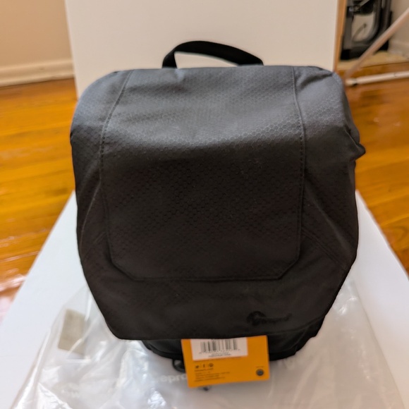 LowePro Camera Bag NWT - Picture 1 of 8